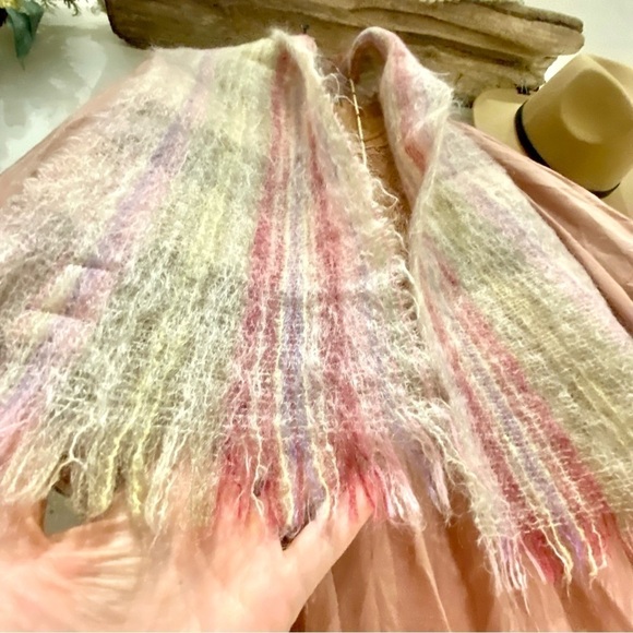 Made in BRITAIN Mohair/wool vintage scarf w prairie/country/cottage rainbow vibe - Picture 5 of 12